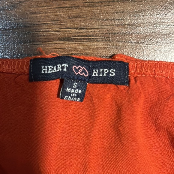 Cute crop tank with buttons - Picture 3 of 3